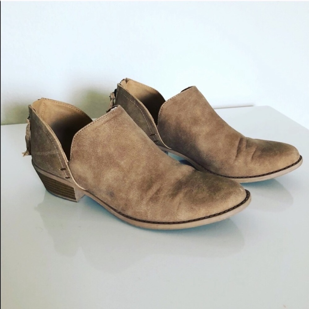 Qupid tan boots size 8